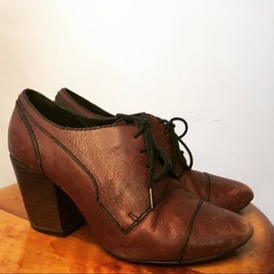 SIZE 8 BROWN FOSSIL OXFORD WOMENS HEELS